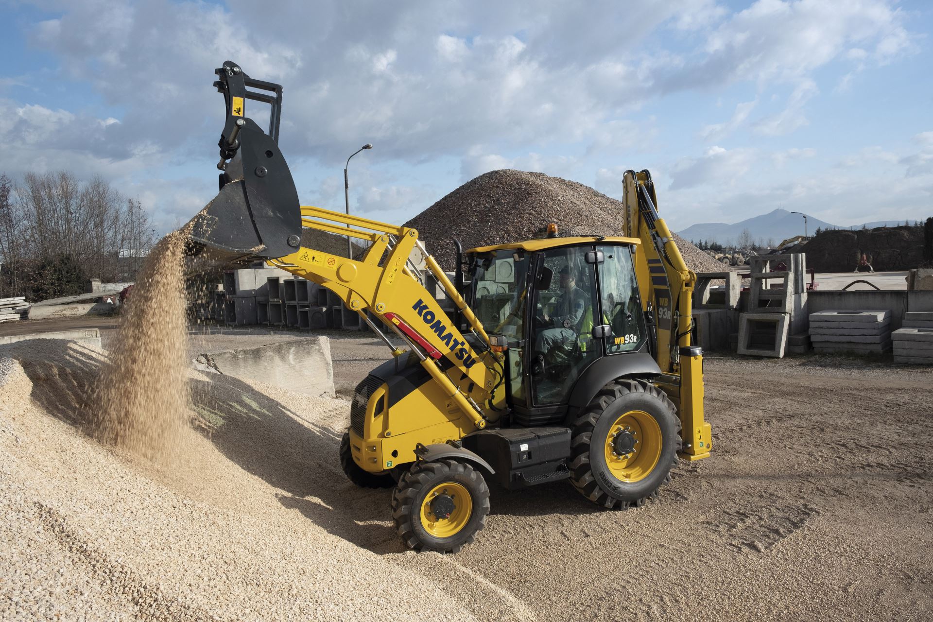 Traktorbagr Komatsu WB93R při zemních pracích