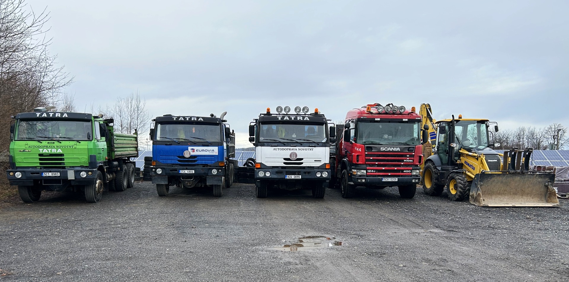 Nákladní vozy Tatra, Scania a traktorbagr připravené k výjezdu